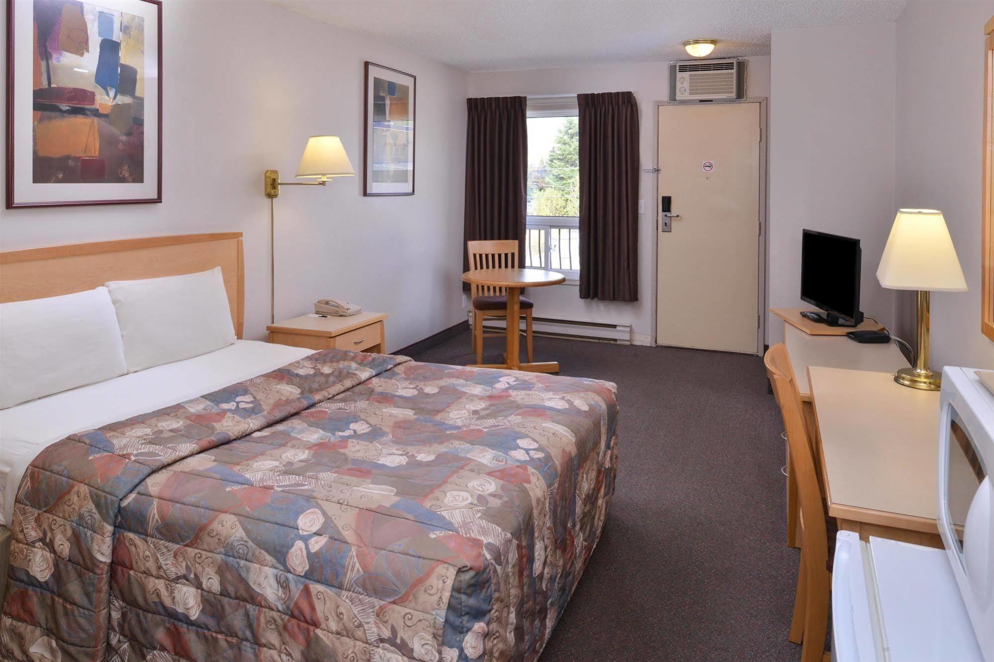 Canadas Best Value Inn&Suites Fernie Exterior foto